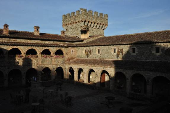 O pátio interno do Castello di Amorosa, no Napa Valley, na Califórnia, nos Estados Unidos
